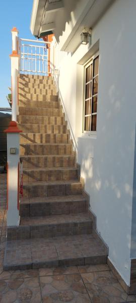 HAUT DE VILLA VU SUR LA MONTAGNE.